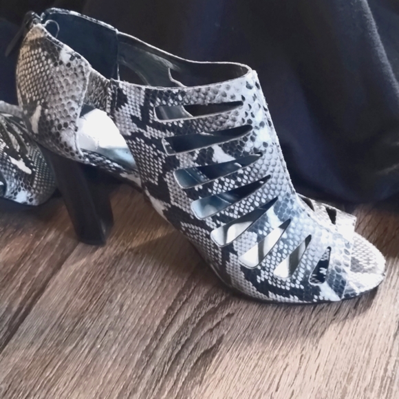 Tahari snakeskin open toe heel - Picture 1 of 6